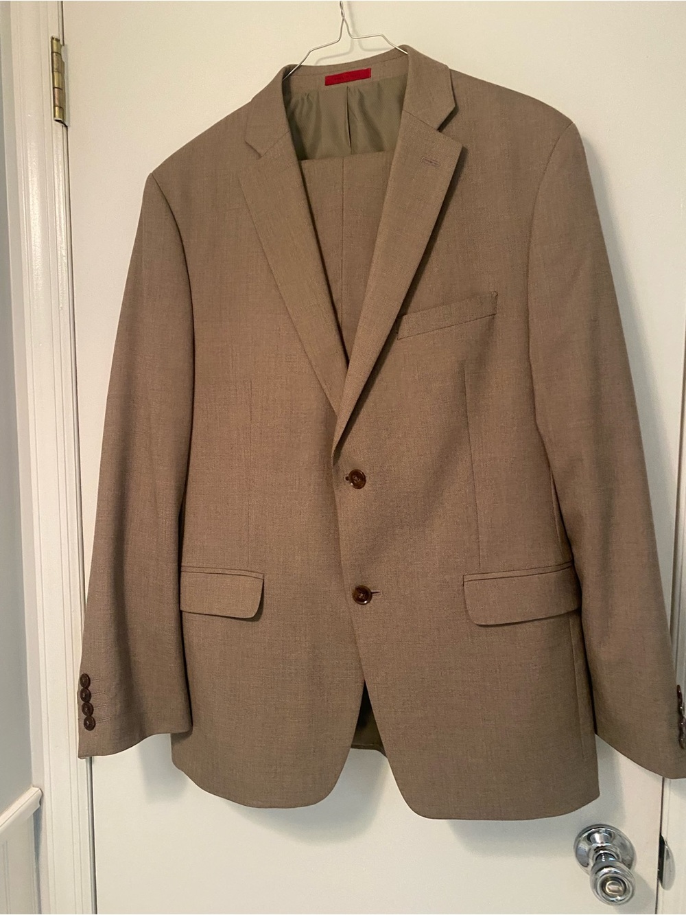 Alfani Men's Light Tan Slim Fit Suit. Size 32/30. Excellent condition.
